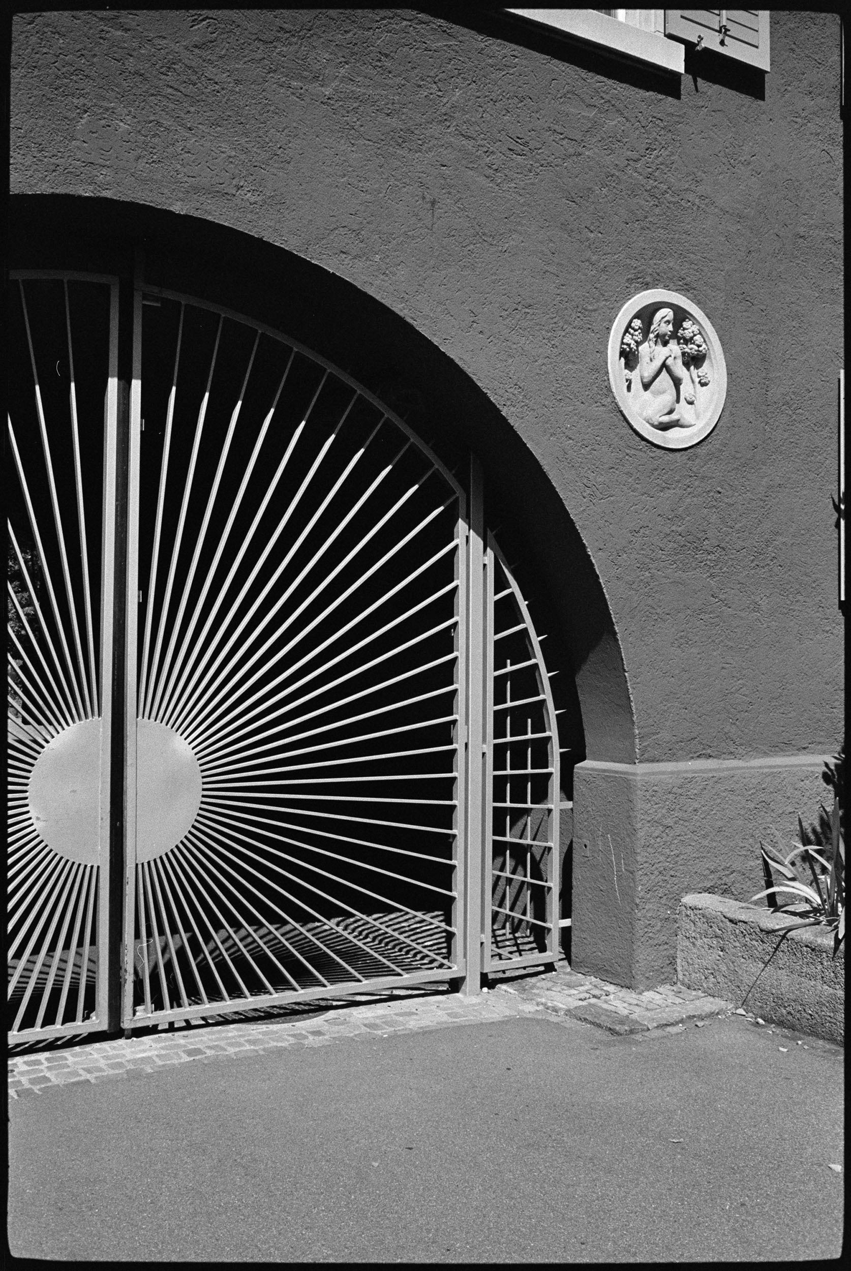 sun-shaped metal gate