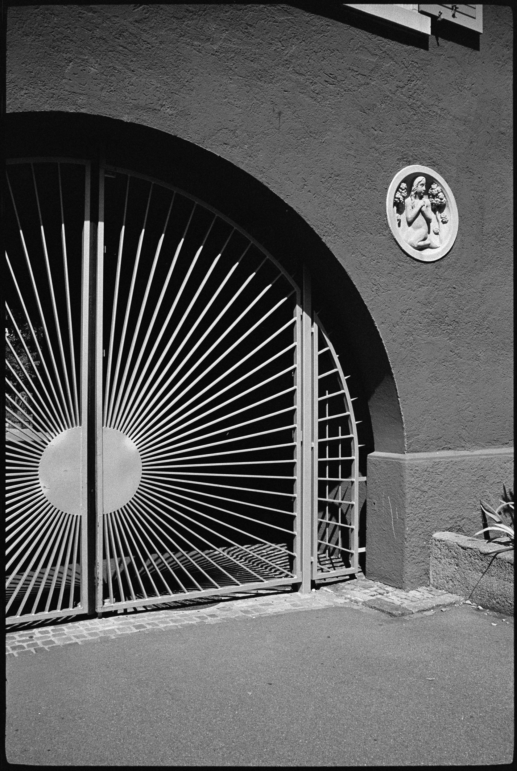 sun-shaped metal gate